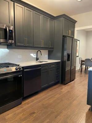 Refrigerador, microondas, horno, placa de cocina