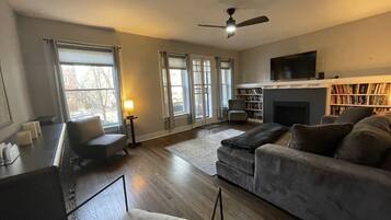 Een smart-tv, een open haard en boeken