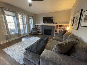 Smart TV, fireplace, books - 3 BR / 2 BTH unit steps to the beach and close to Loyola (Chicago)