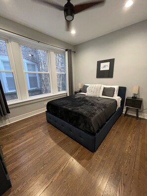 3 bedrooms, desk, iron/ironing board, free WiFi - 3 BR / 2 BTH unit steps to the beach and close to Loyola (Chicago)