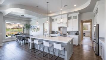 House, Multiple Beds (Oasis On The 9th) | Private kitchen