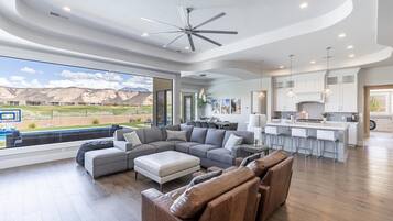 House, Multiple Beds (Oasis On The 9th) | Living area