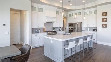 House, Multiple Beds (Oasis On The 9th) | Private kitchen
