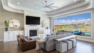 House, Multiple Beds (Oasis On The 9th) | Living area