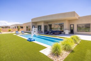 Hus - flera sängar (Oasis On The 9th) | Pool | Uppvärmd pool