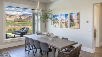 House, Multiple Beds (Oasis On The 9th) | Dining