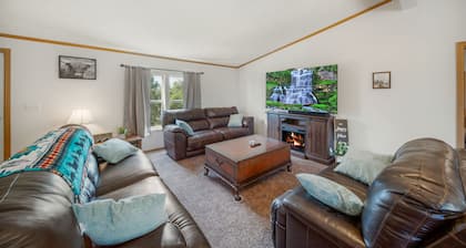 Private and Cozy Adventurer's Haven (Dog Friendly!)