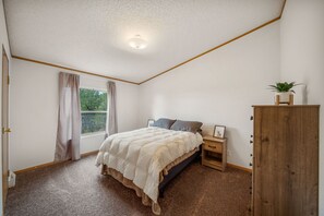 4 Schlafzimmer, Schreibtisch, Reisekinderbett, WLAN