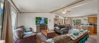 Private and Cozy Adventurer's Haven (Dog Friendly!)