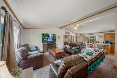 Private and Cozy Adventurer's Haven (Dog Friendly!)