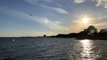 Una spiaggia nelle vicinanze