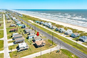 Beach nearby - Gulf Views, Large Patio, Fenced & Dog Friendly, Great Neighborhood Amenities (Galveston)
