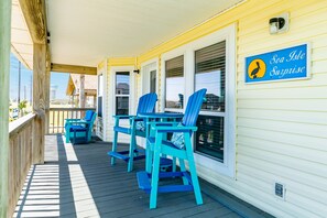 Outdoor dining - Gulf Views, Large Patio, Fenced & Dog Friendly, Great Neighborhood Amenities (Galveston)