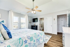 3 bedrooms, iron/ironing board, free WiFi, bed sheets - Gulf Views, Large Patio, Fenced & Dog Friendly, Great Neighborhood Amenities (Galveston)