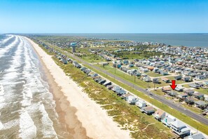 Beach nearby - Gulf Views, Large Patio, Fenced & Dog Friendly, Great Neighborhood Amenities (Galveston)