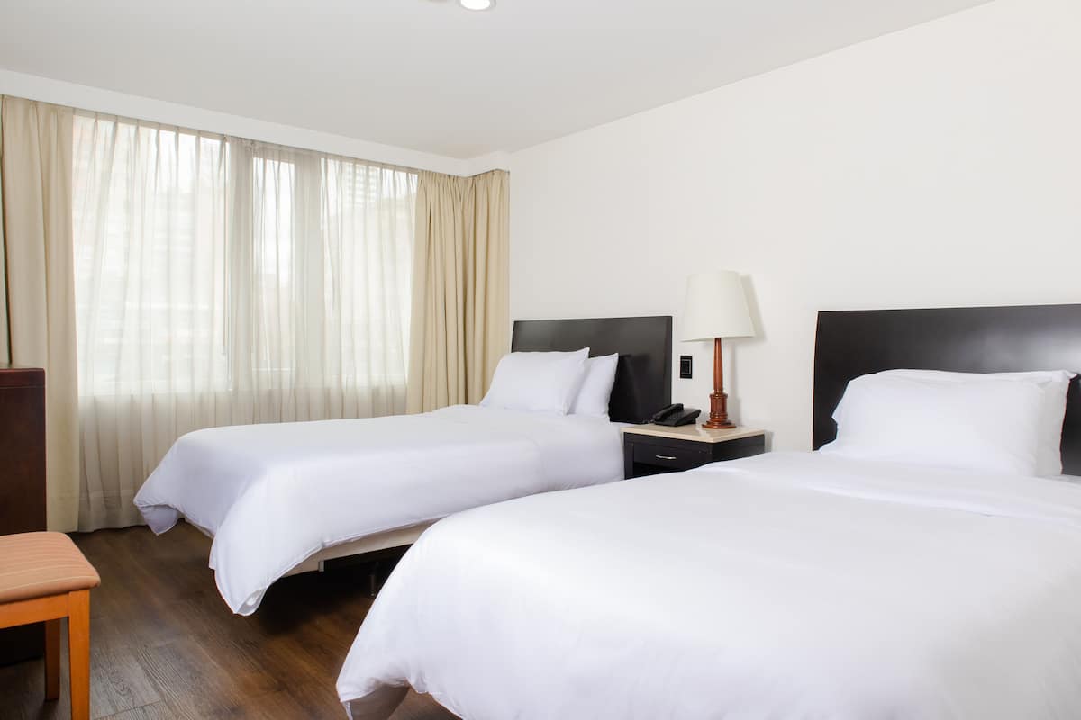 Suite estudio, 2 camas matrimoniales | Minibar, escritorio, insonorización y wifi gratis