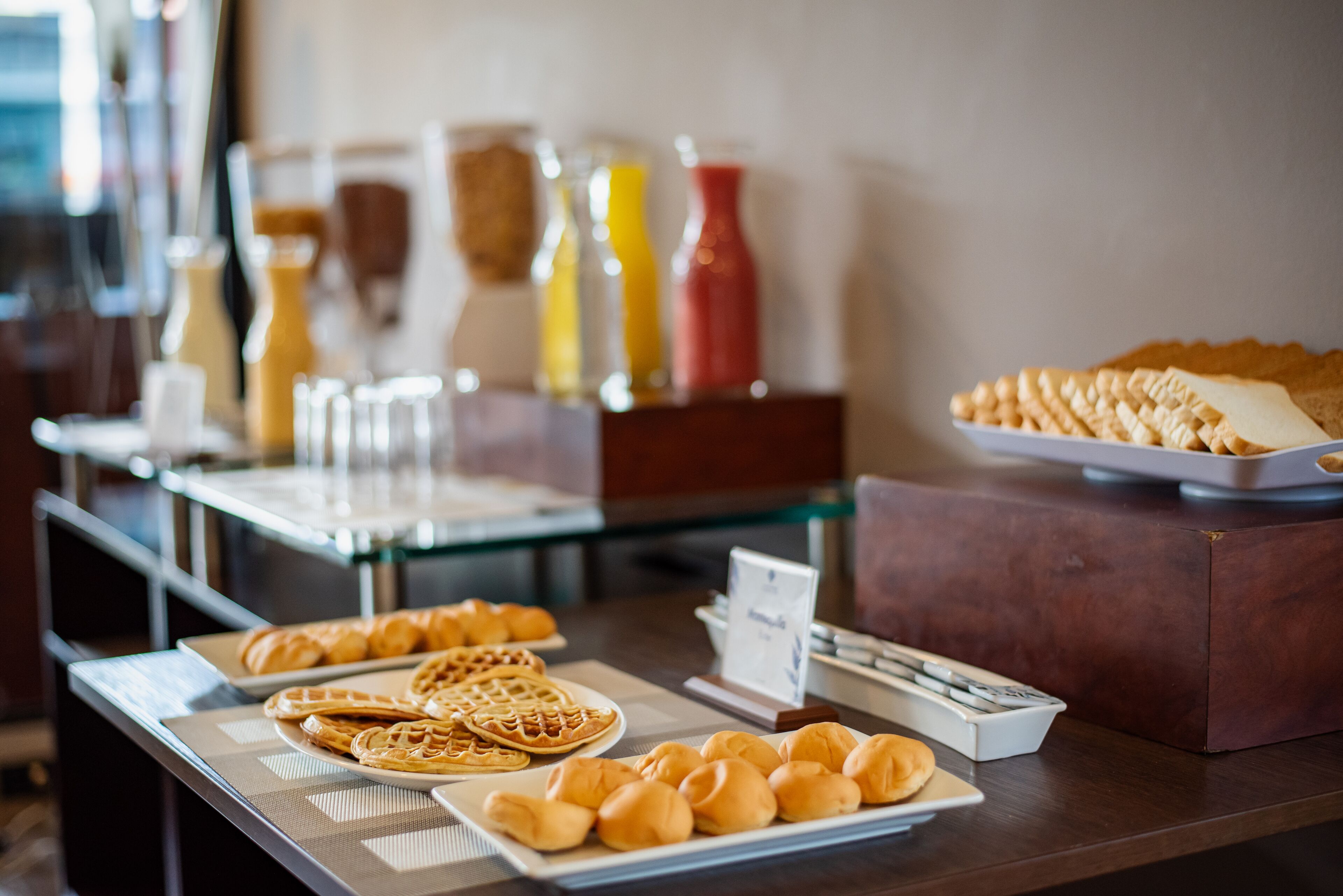 Un bufé con diversos pasteles y bebidas.
