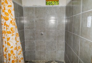 Cabaña tradicional | Baño | Ducha y toallas