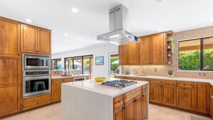 Coffee/tea maker, fridge, microwave, oven - Villa Del Sol – Modern Luxury on the Fairway (Palm Springs)