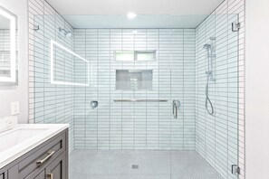 Dusche, Haartrockner, Handtücher