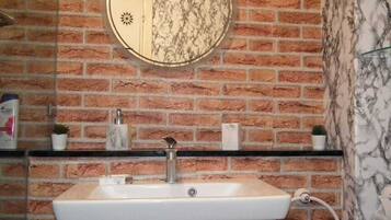 Dusche, Haartrockner, Handtücher, Seife