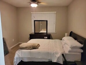 1 habitación, escritorio, tabla de planchar con plancha y wifi gratis