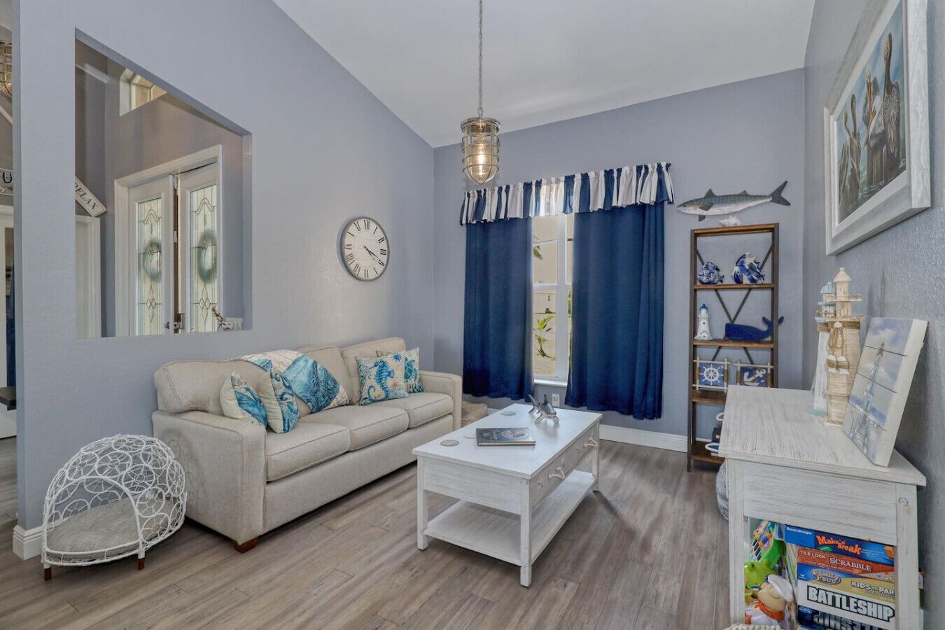 Smart TV, caminetto, libri, impianto stereo