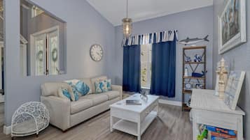 Smart TV, caminetto, libri, impianto stereo