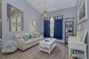 Smart TV, caminetto, libri, impianto stereo