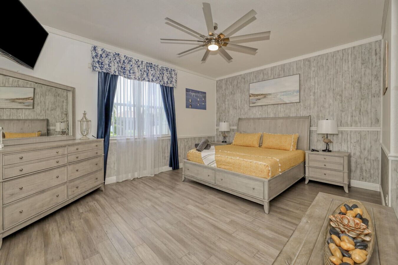 4 camere, una scrivania, ferro/asse da stiro, culla da viaggio