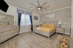 4 slaapkamers, een bureau, een strijkplank/strijkijzer, reisbedje