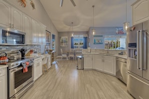 Fridge, microwave, oven, stovetop - Loaded! Gulf Access•Fenced Yard •Smart TVS •Kayaks •Bikes•Beach/Fish Gear•Dog OK (Cape Coral)