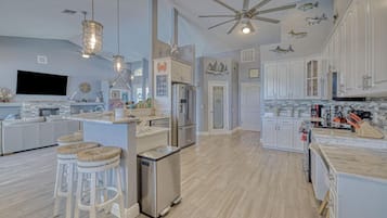 Jääkaappi, mikroaaltouuni, uuni, liesi