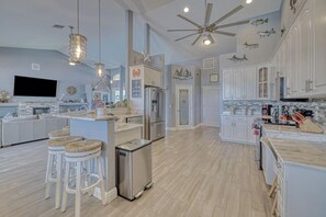 雪櫃、微波爐、焗爐、爐具