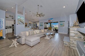 Smart TV, caminetto, libri, impianto stereo