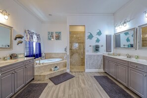 Badewanne, Haartrockner, Handtücher, Seife