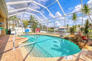 Outdoor pool, a heated pool - Gulf Access-Saltwater Hot Tub-HTD Pool-Kayaks-Bikes-Fish/Beach Gear, Sleeps 12! (Cape Coral)