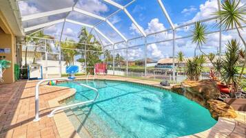 Una piscina al aire libre, una piscina climatizada