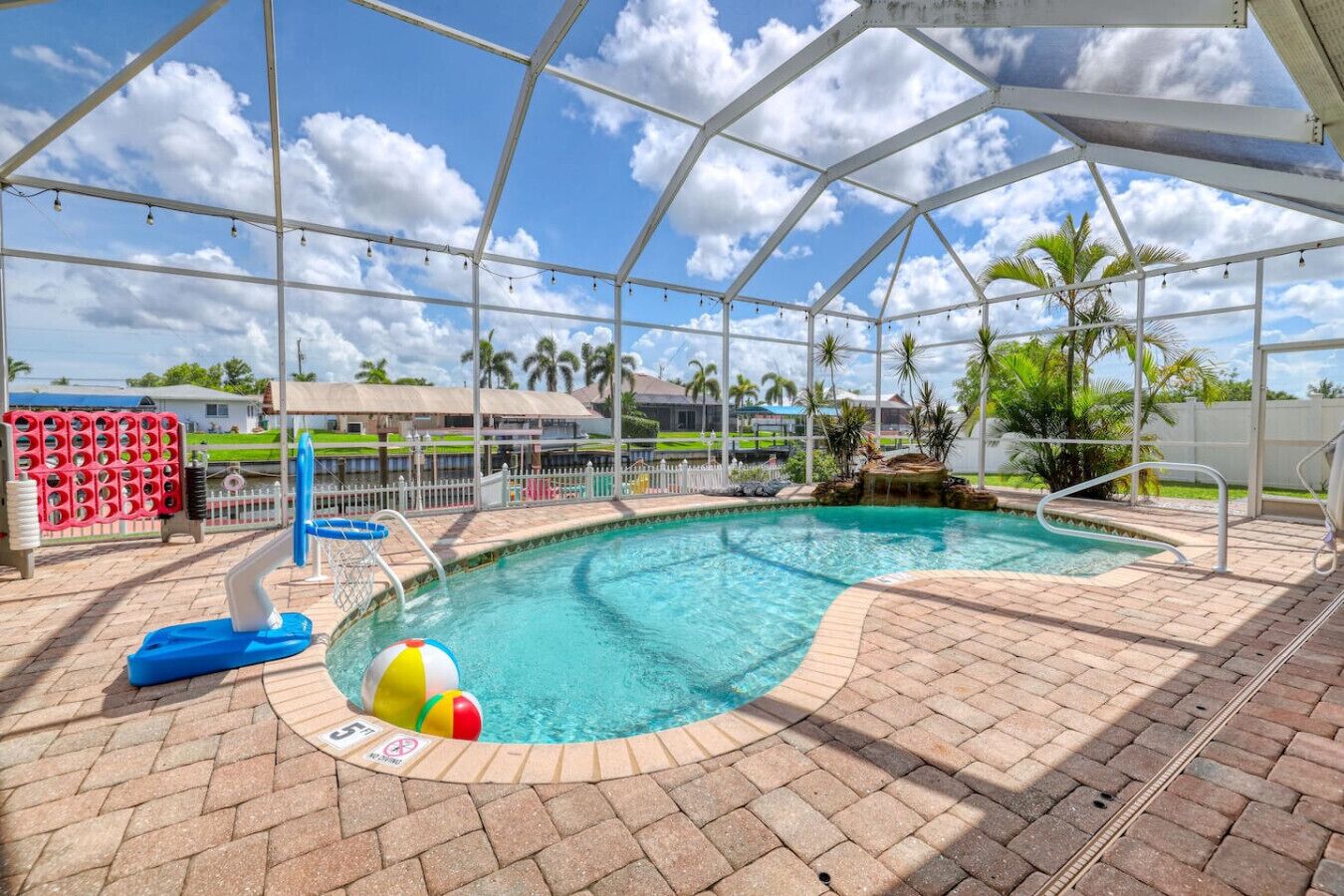 Utendørsbasseng og et oppvarmet basseng