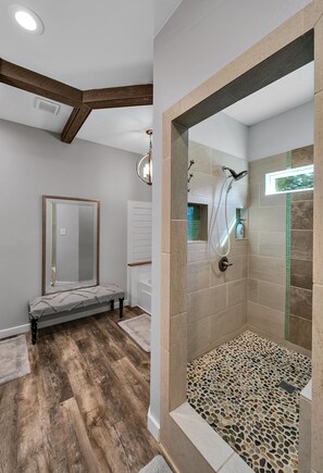 Combined shower/tub, hair dryer, towels, soap - Florence Family Farmhouse Retreat (Waco)