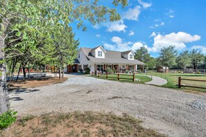 Exterior - Florence Family Farmhouse Retreat (Waco)