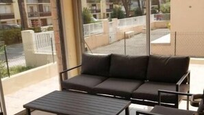 Un balcón con un sofá, una mesa y sillas.