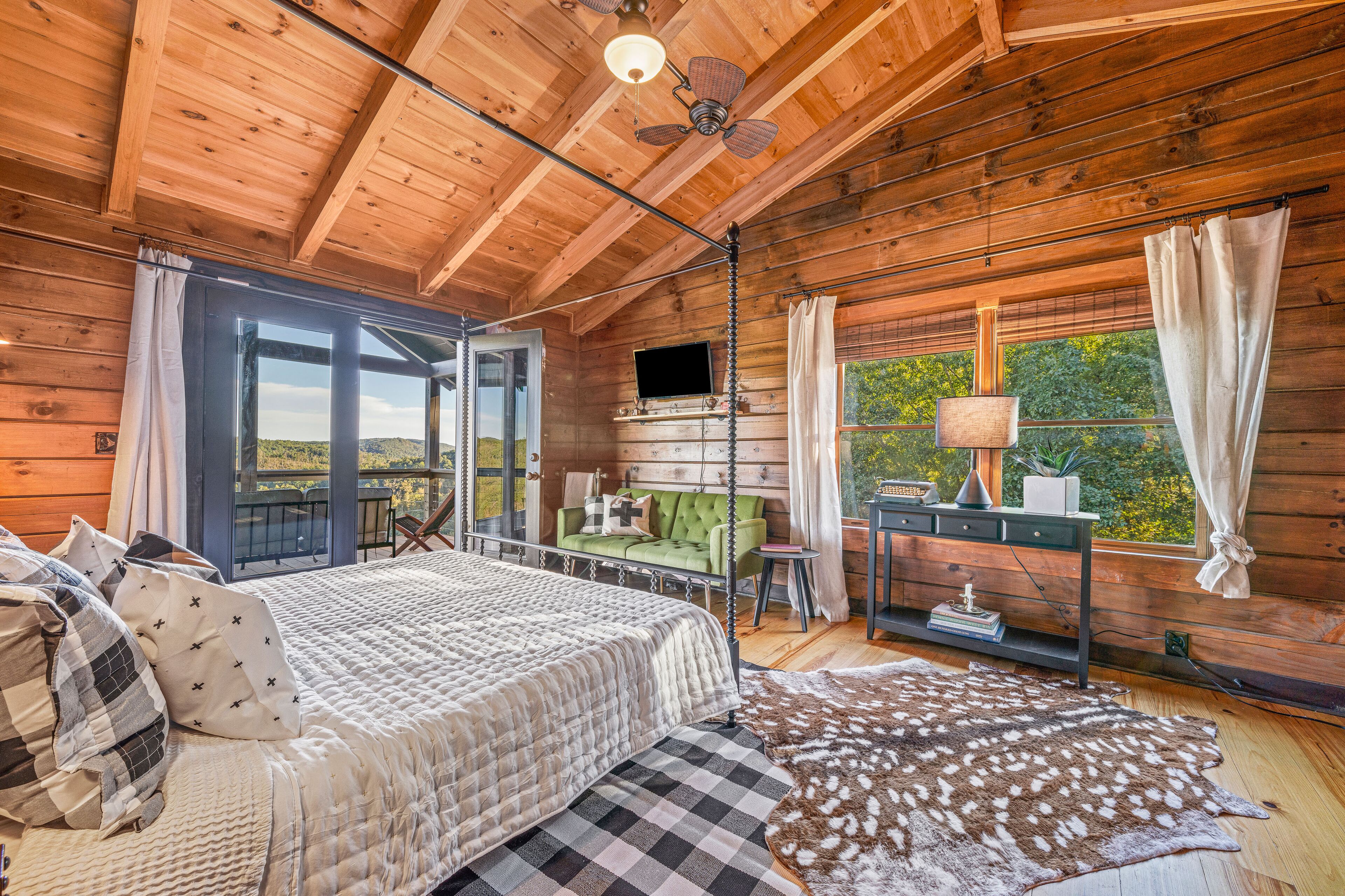 3 bedrooms, iron/ironing board, internet, bed sheets