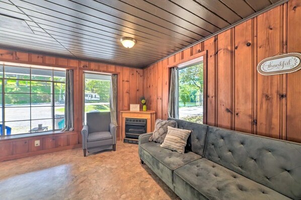 Smart TV - Lynnhurst Resort Motel #15 - 2 Bedroom w/Kitchen. (Murray)