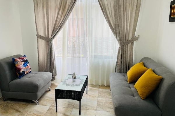 Leilighet – deluxe, 1 soverom, terrasse | Oppholdsområde | En 38-centimeters Flatskjerm-TV med Parabol-TV samt TV