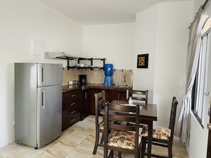 Private kitchen - Aparthotel Casa Soleil (Puerto Villamil)