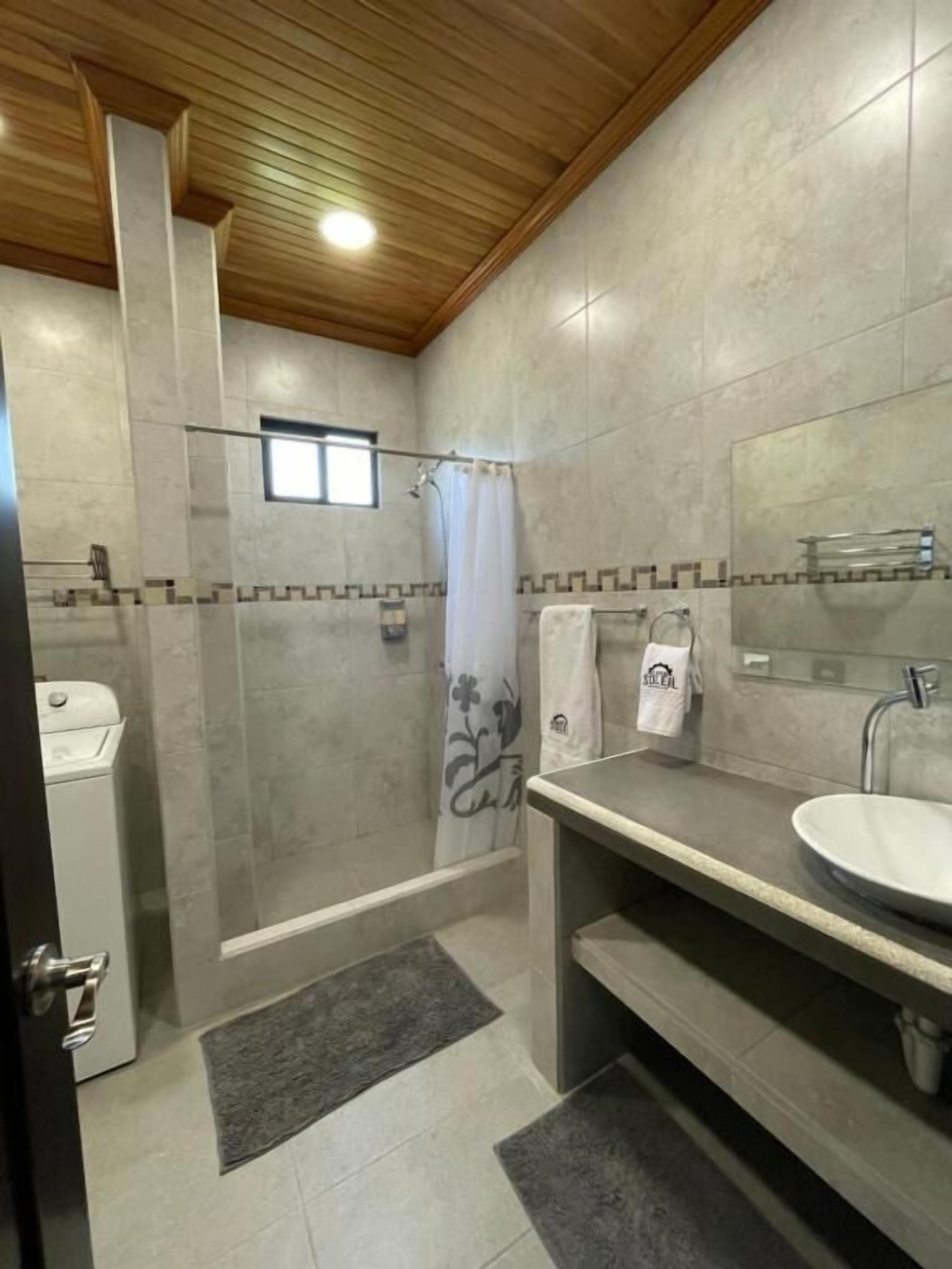 Appartement, 2 chambres, balcon | Salle de bain