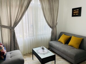 Leilighet – deluxe, 1 soverom, terrasse | Oppholdsområde | En 38-centimeters Flatskjerm-TV med Parabol-TV samt TV