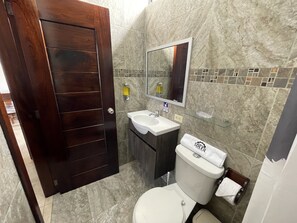 高級公寓, 1 間臥室, 陽台 | 浴室 | 淋浴設備、淋浴花灑、毛巾、肥皂