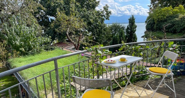 Outdoor dining - Vacation apartment Idylle am See - Idyllic on the island with balcony directly on the lake (Lindau)